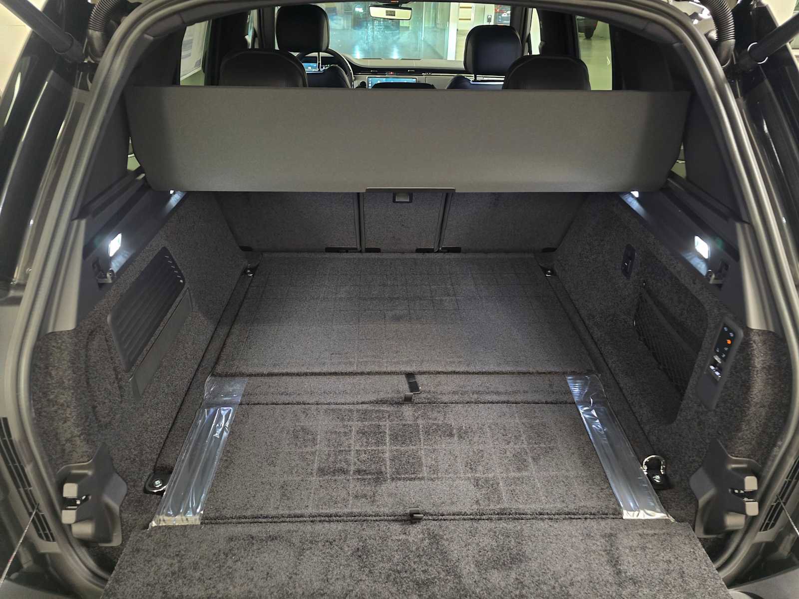 New 2026 Land Rover Range Rover SE image 16