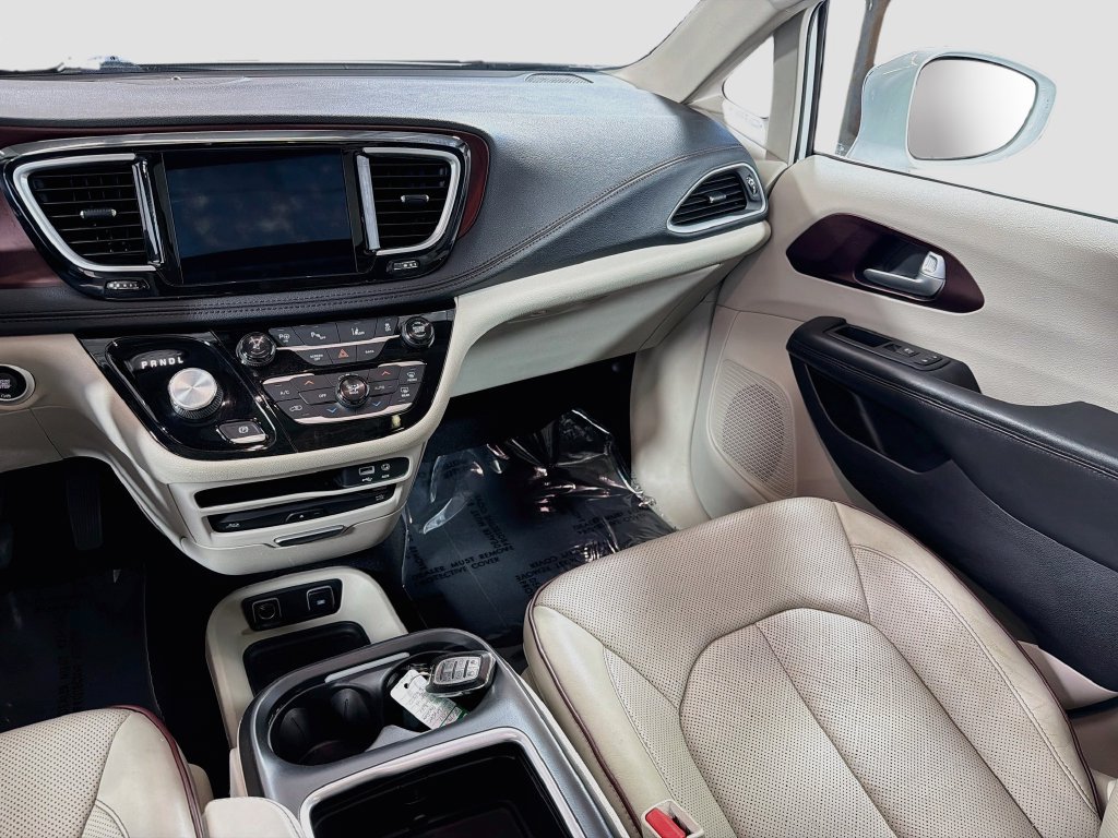 Used 2017 Chrysler Pacifica Limited w/ UConnect Theater Package FWD image 26