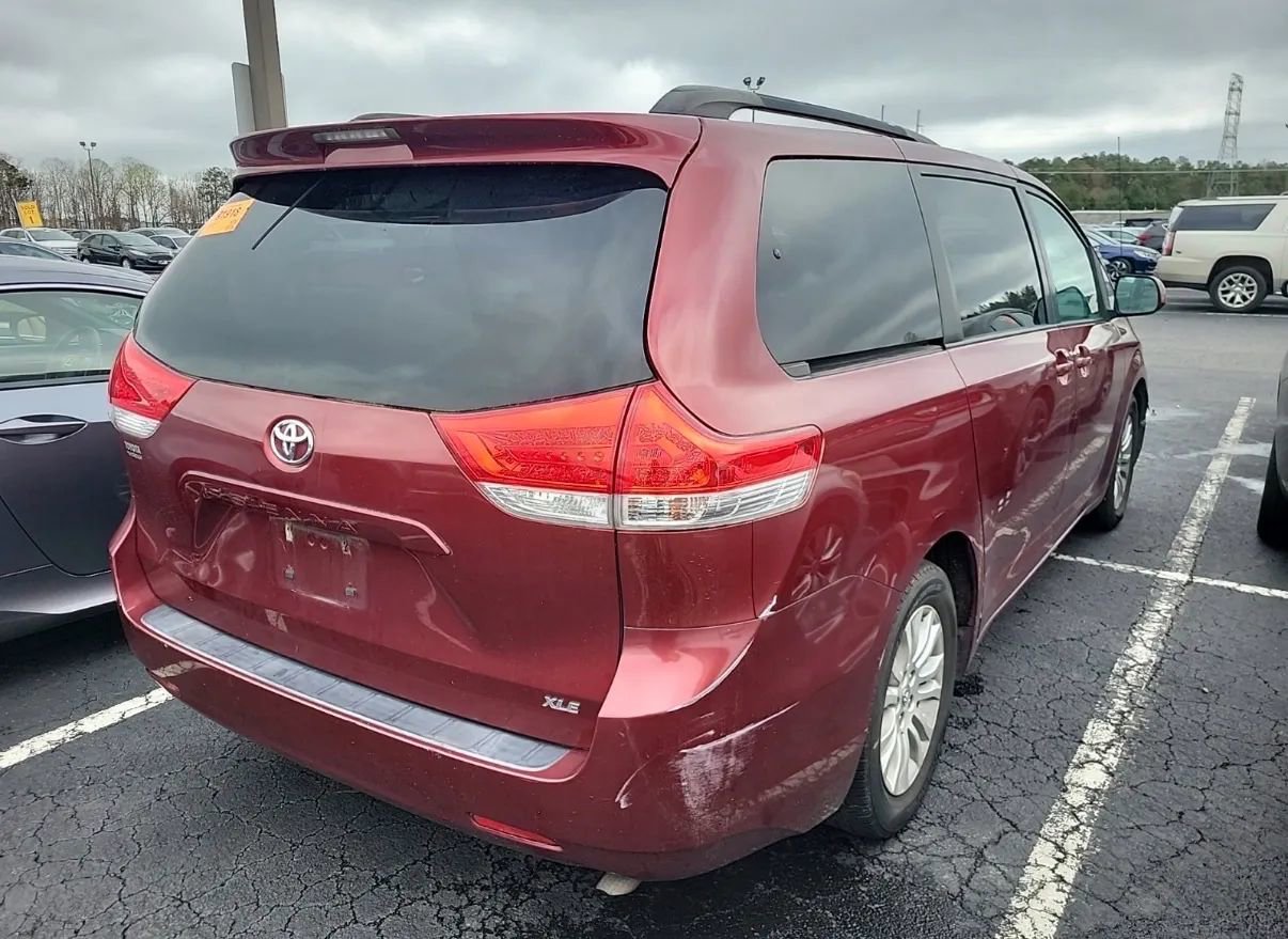 Used 2012 Toyota Sienna XLE image 3