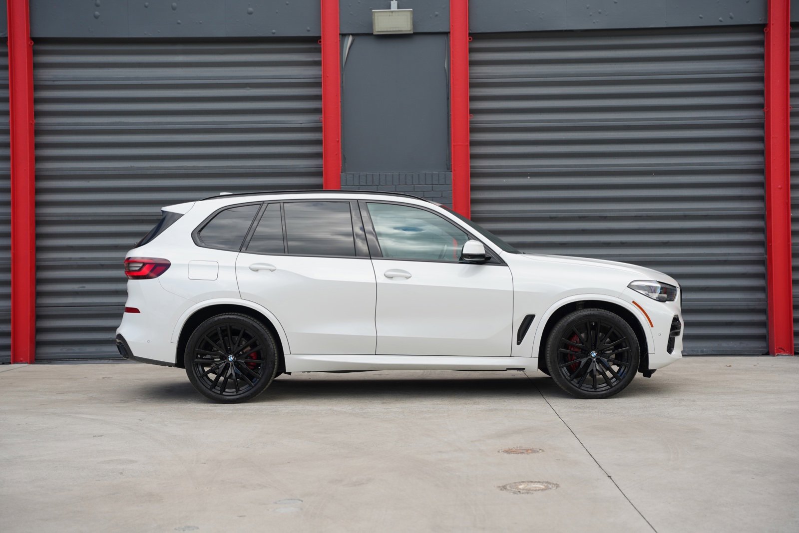Used 2022 BMW X5 sDrive40i w/ M Sport Package image 3