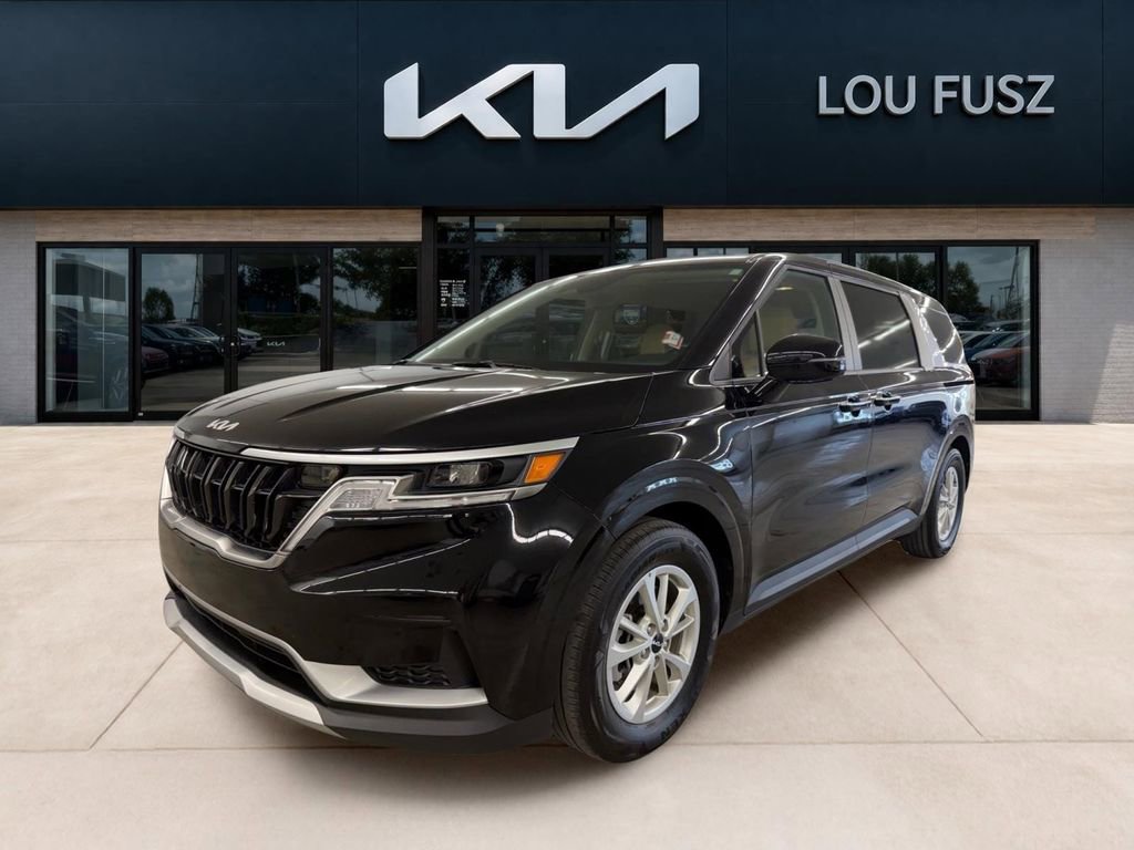 Used 2024 Kia Carnival LX FWD image 1