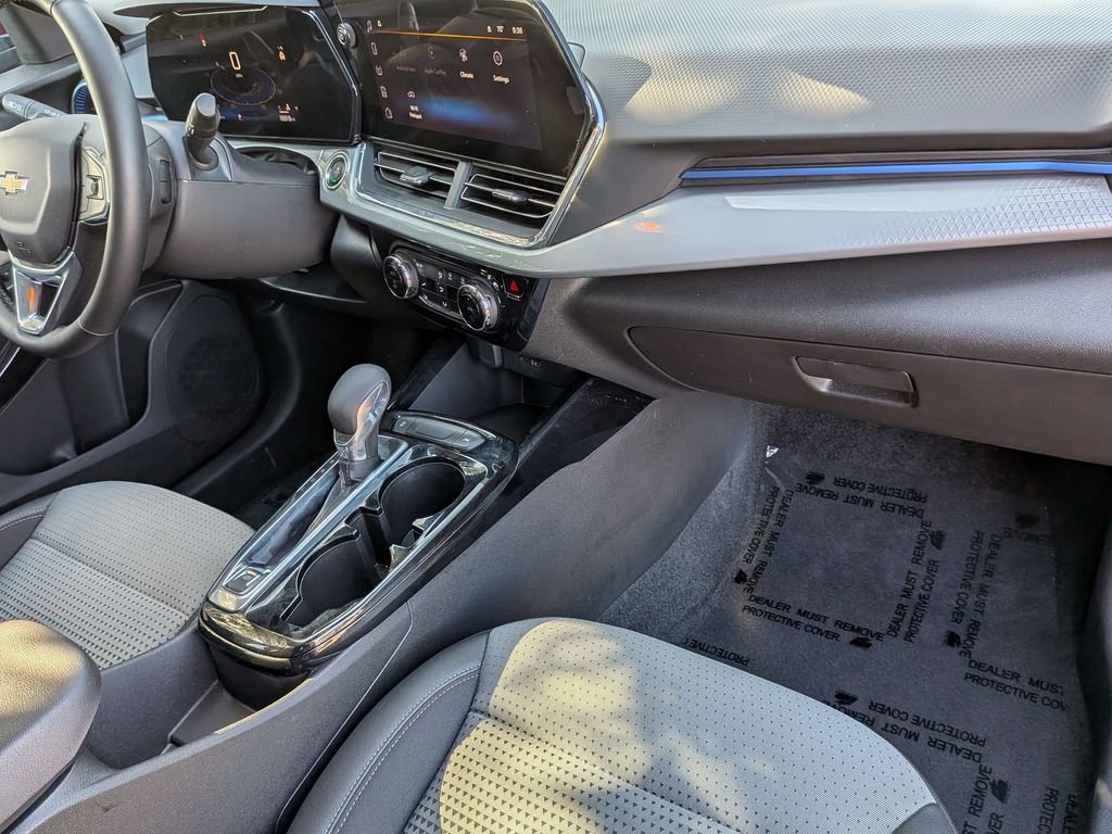 Used 2025 Chevrolet Trax LT w/ LT Convenience Package image 28