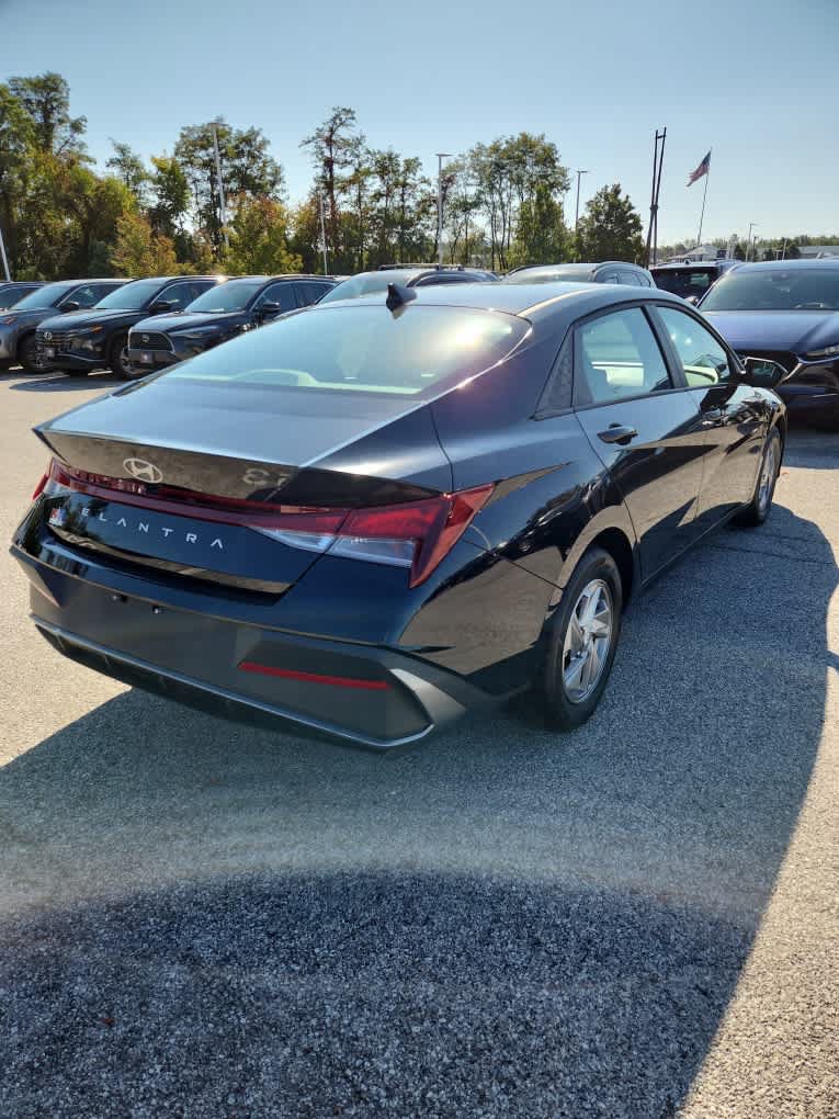 Used 2025 Hyundai Elantra SE FWD image 18