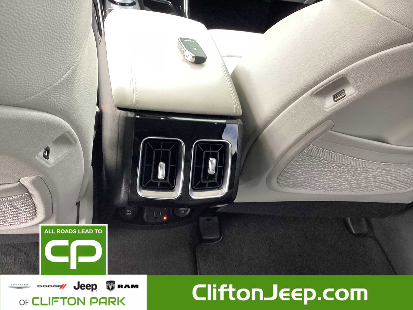 Used 2023 Kia Sorento SX Prestige image 12