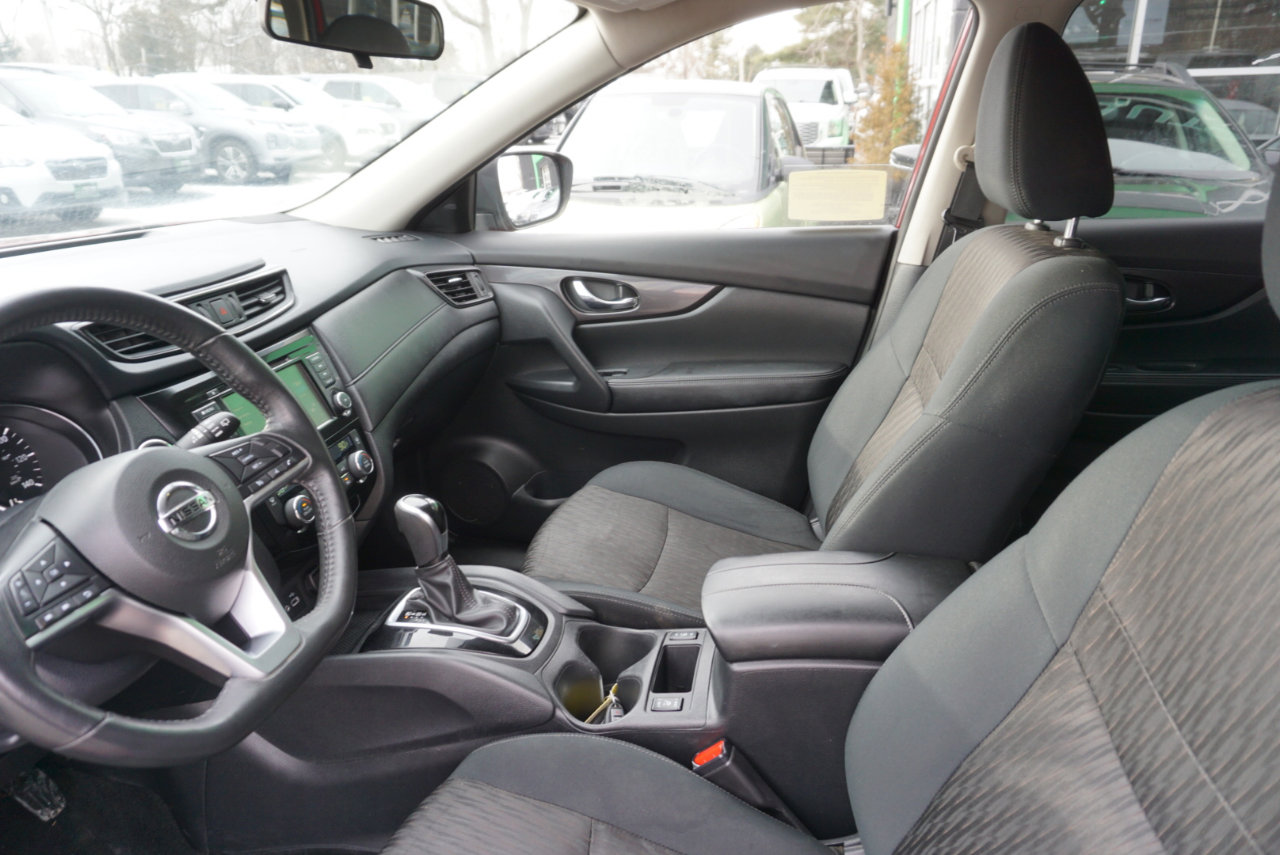 Used 2018 Nissan Rogue SV image 11