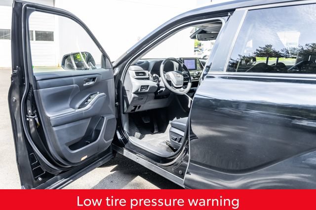 Used 2023 Toyota Highlander XLE AWD/4WD image 27