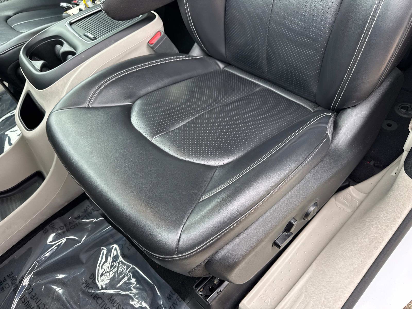 Certified 2023 Chrysler Pacifica Touring-L image 19