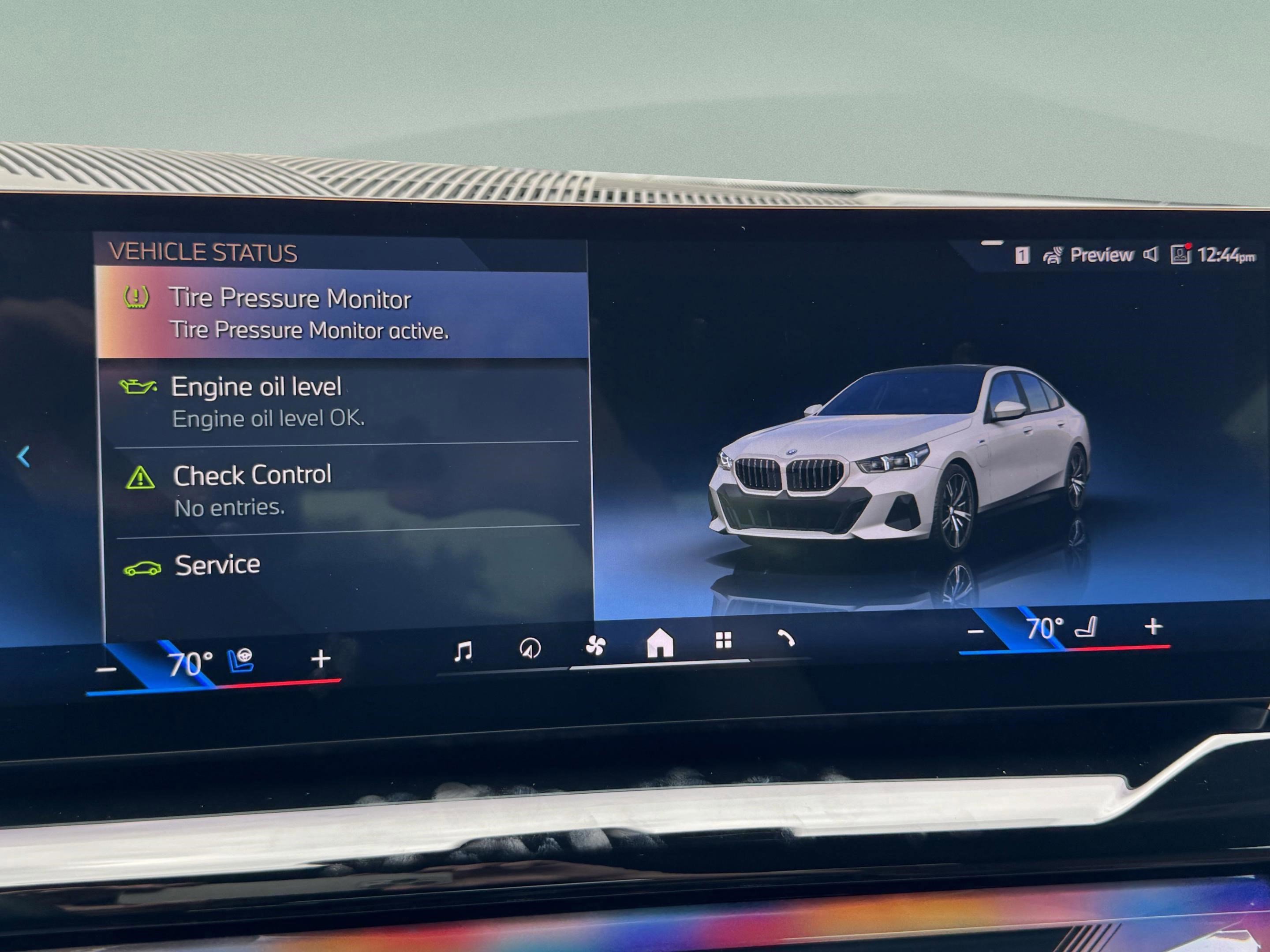 Used 2025 BMW 550e xDrive w/ Premium Package image 22