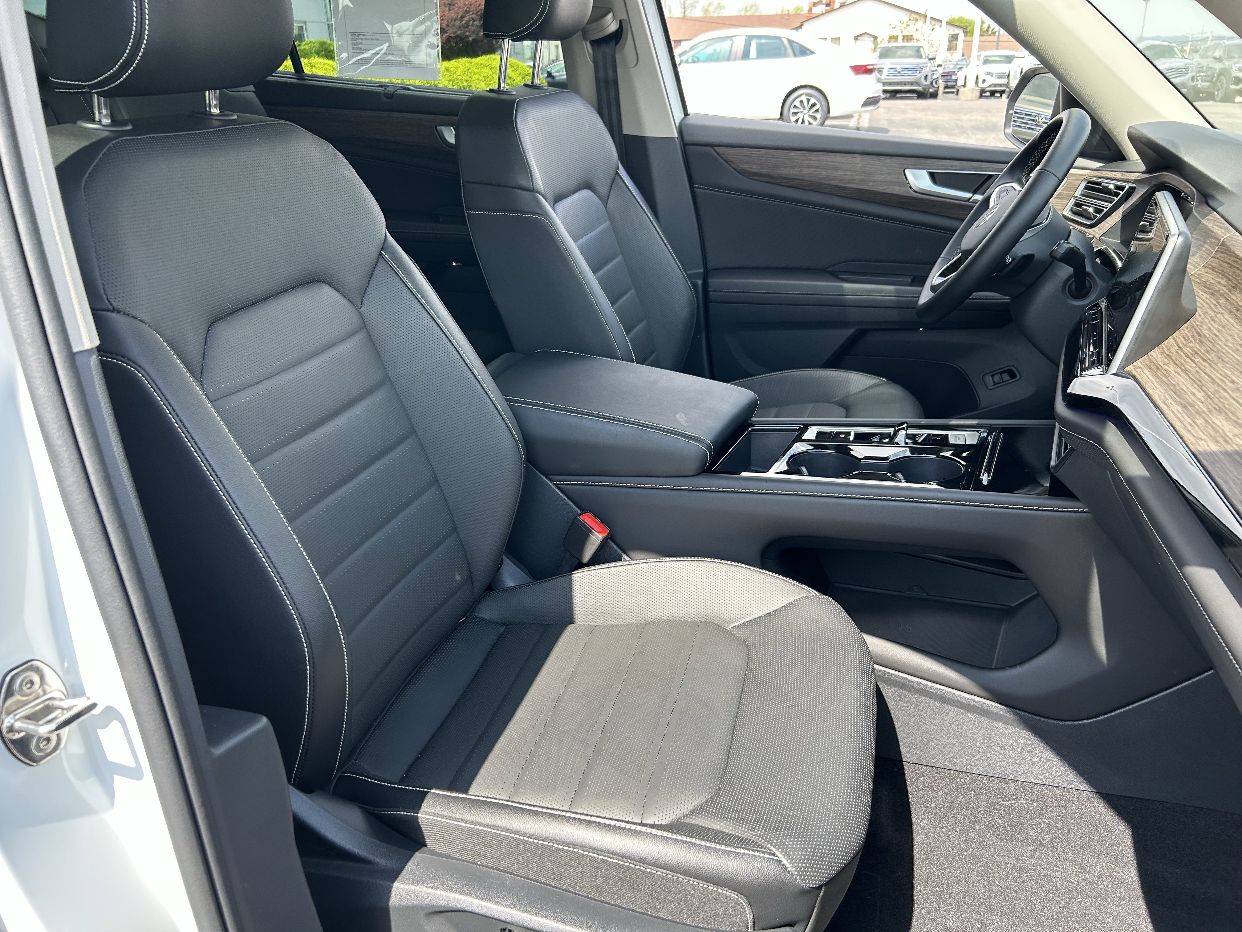 Used 2025 Volkswagen Atlas SEL AWD/4WD image 28