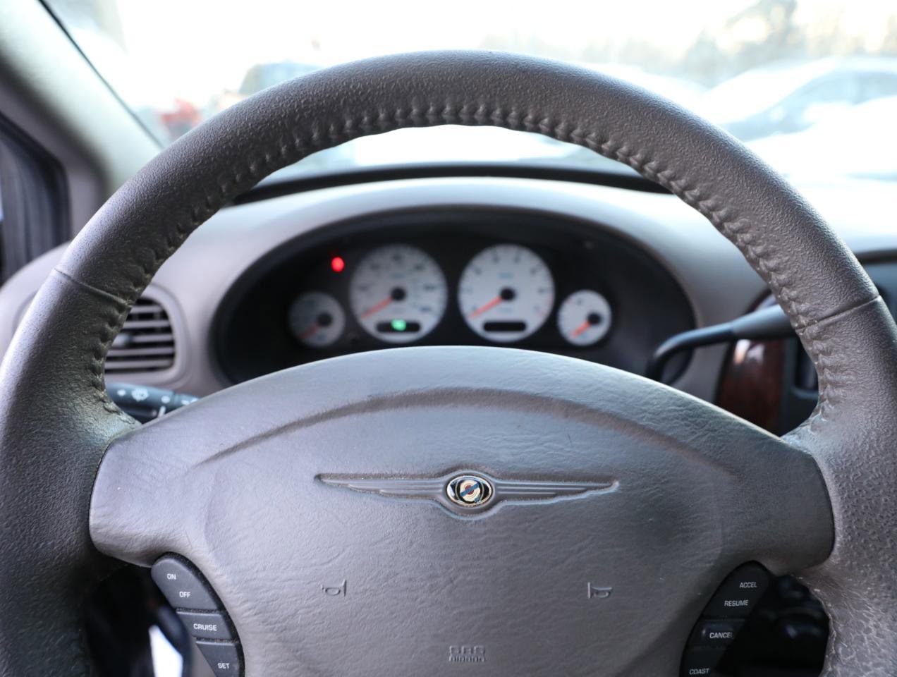 Used 2002 Chrysler Town & Country EX image 18