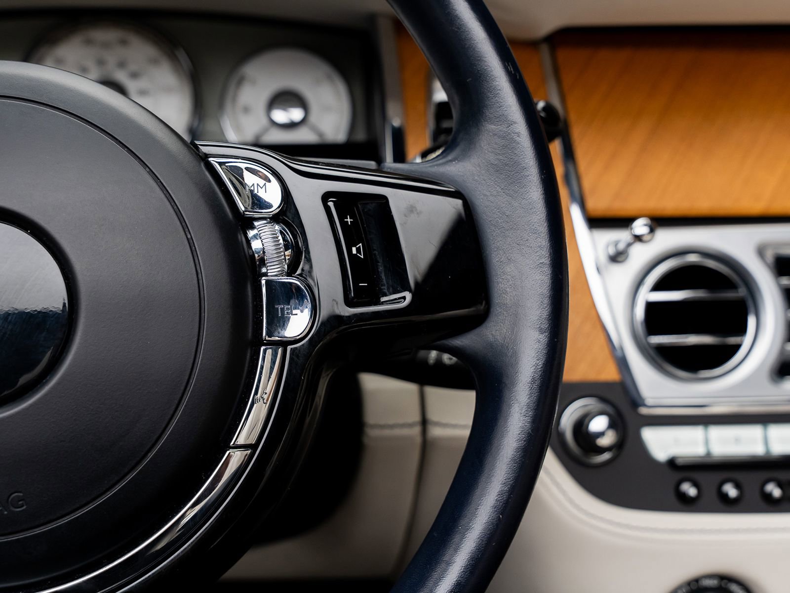 Used 2017 Rolls-Royce Dawn image 48