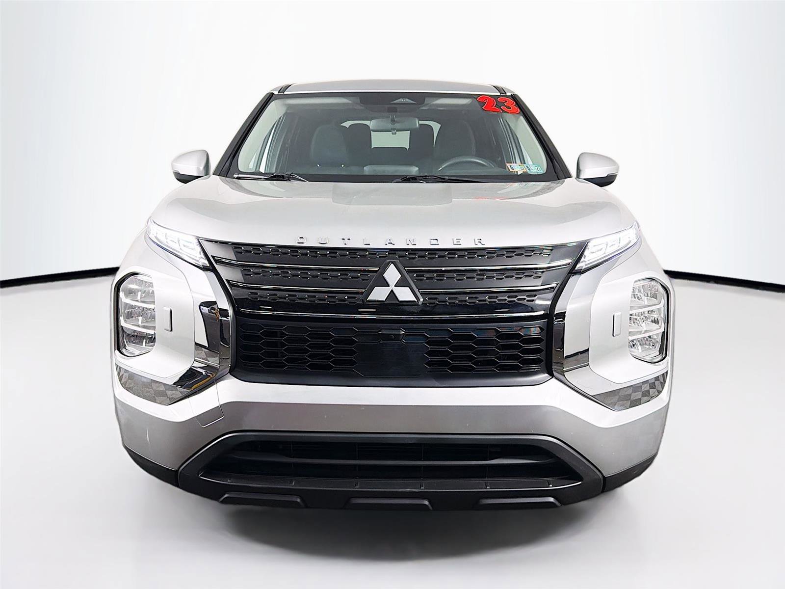 Used 2023 Mitsubishi Outlander ES AWD/4WD image 2