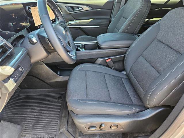 Used 2025 Chevrolet Traverse LT w/ Driver Confidence Package image 21