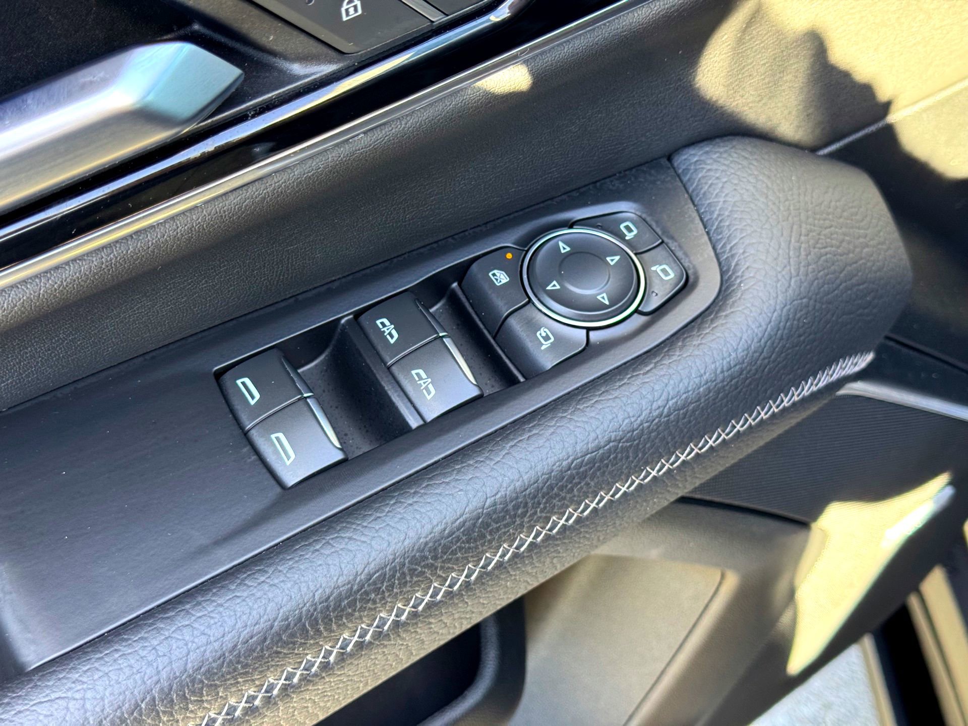 Used 2025 GMC Yukon XL Denali w/ Denali Reserve Package image 17