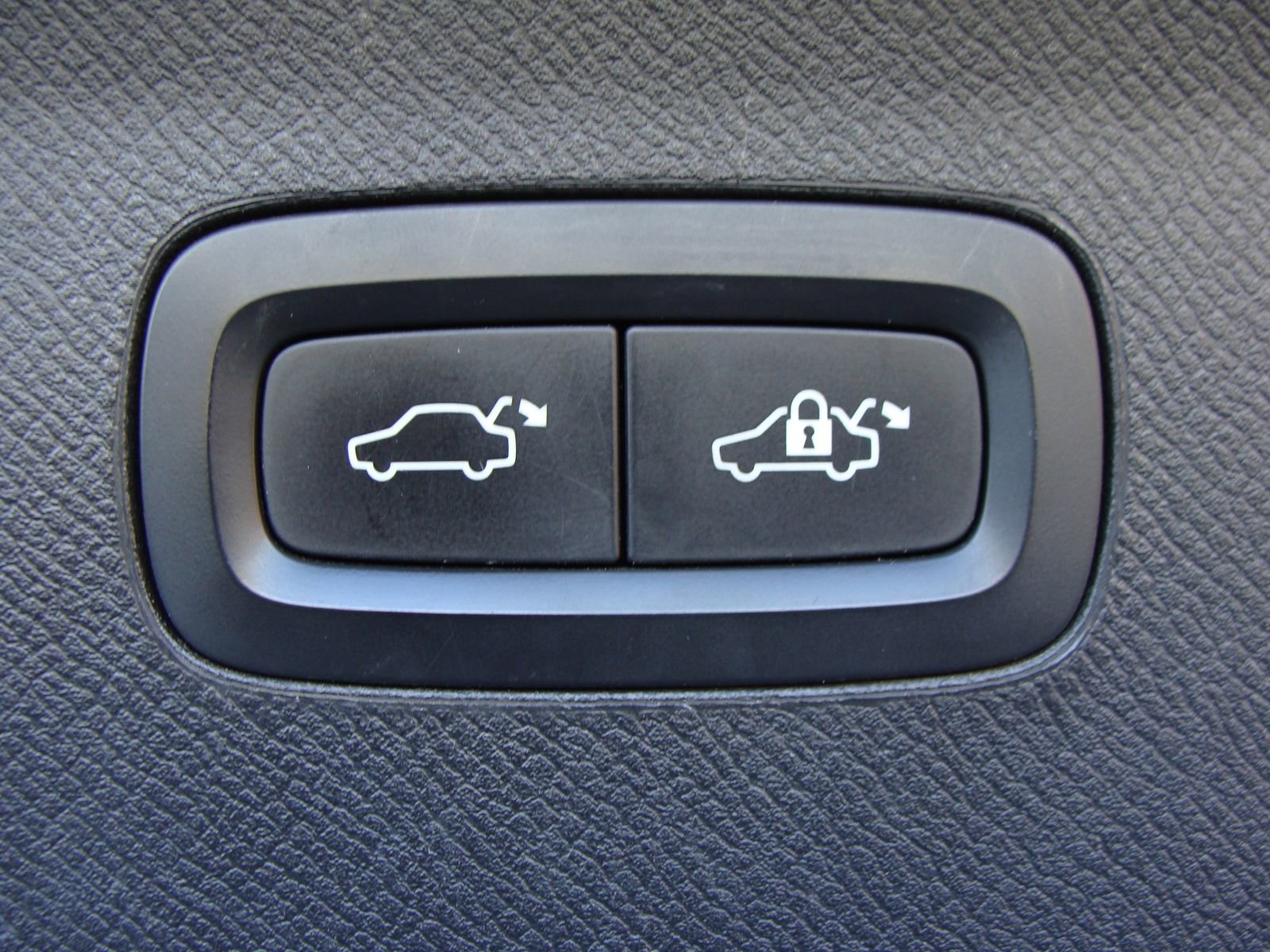 Used 2016 Volvo XC90 T6 Momentum w/ Momentum Plus Package image 38