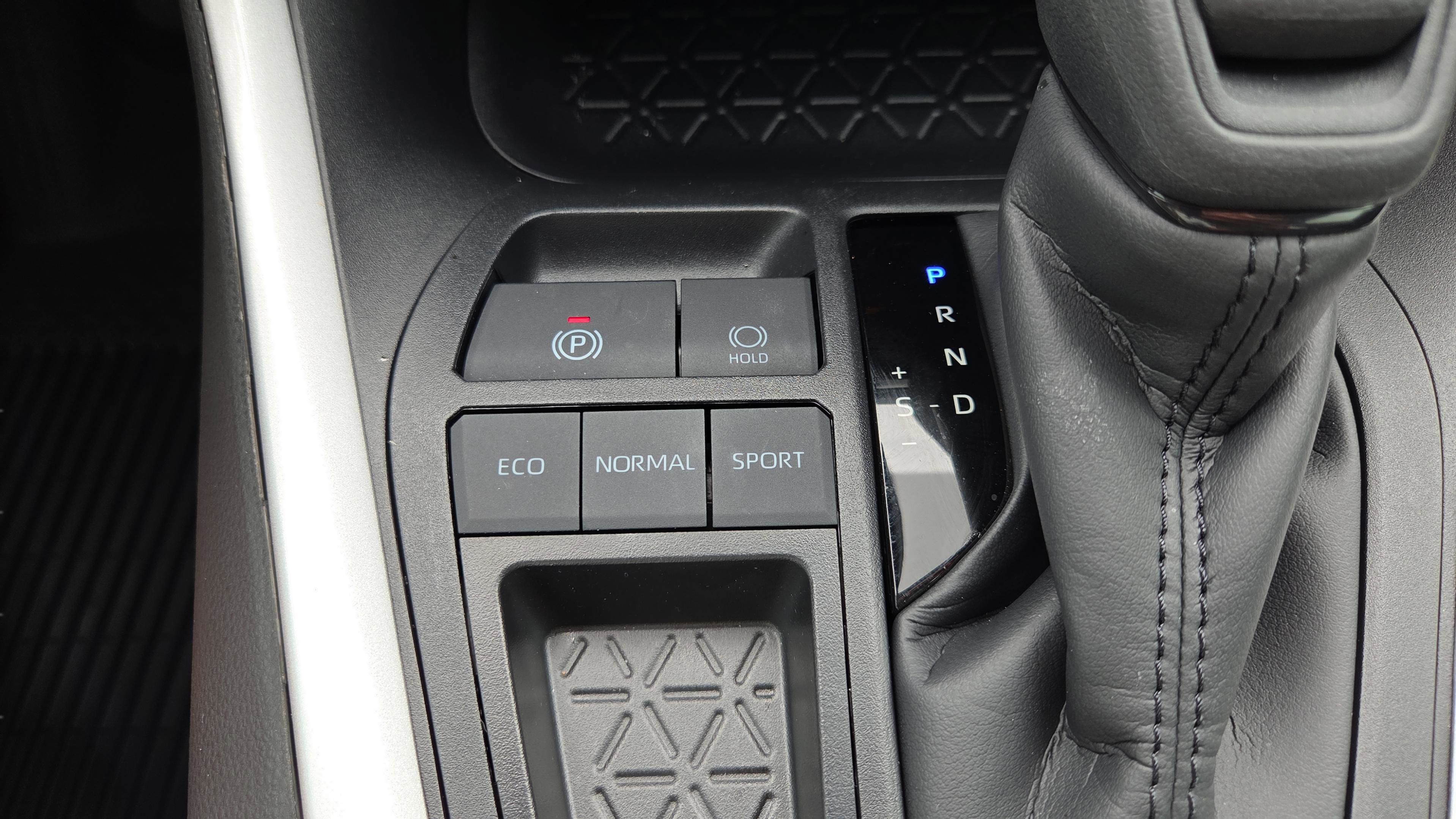 Certified 2025 Toyota RAV4 LE FWD image 22