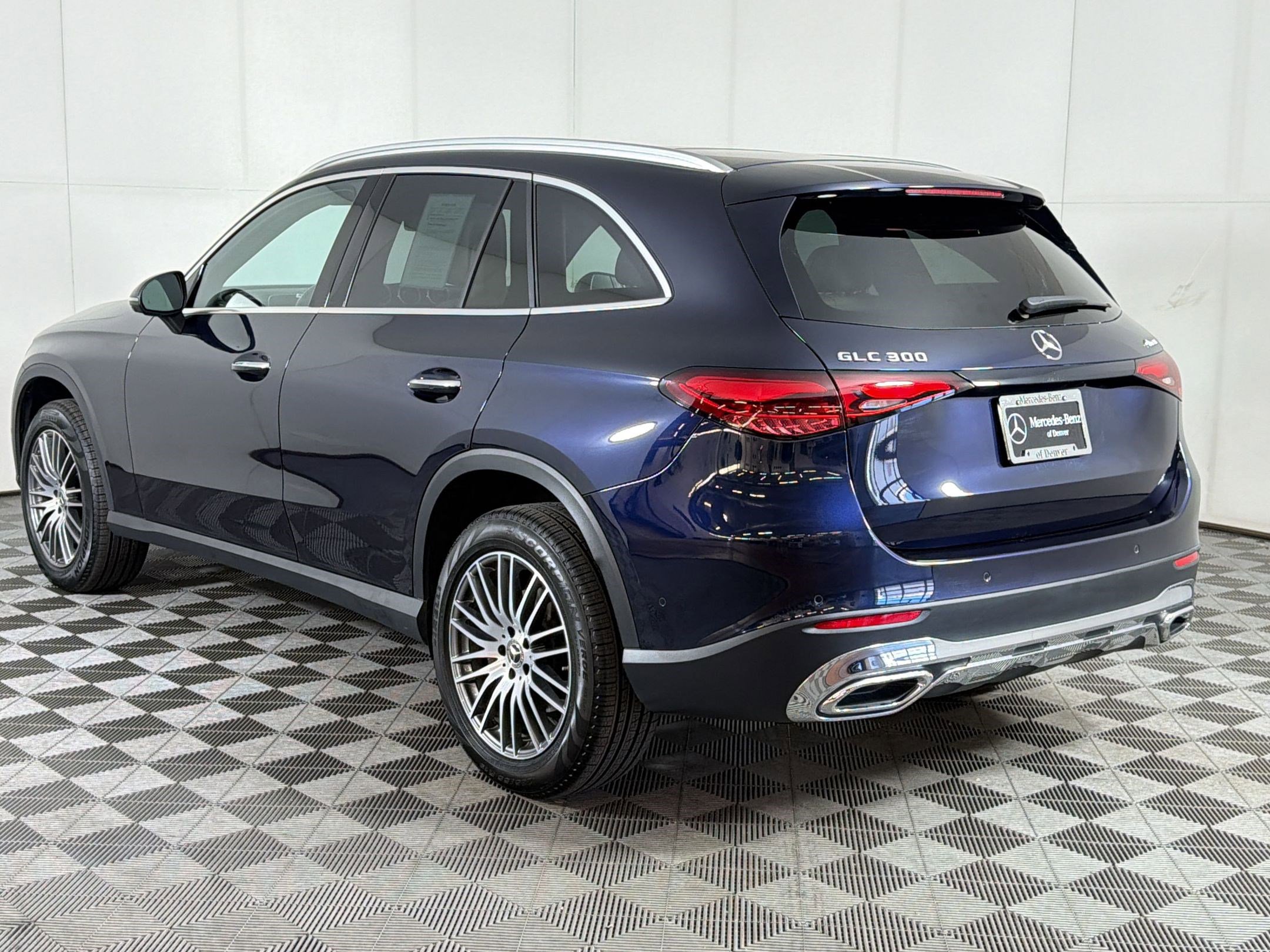 Used 2023 Mercedes-Benz GLC 300 4MATIC image 3