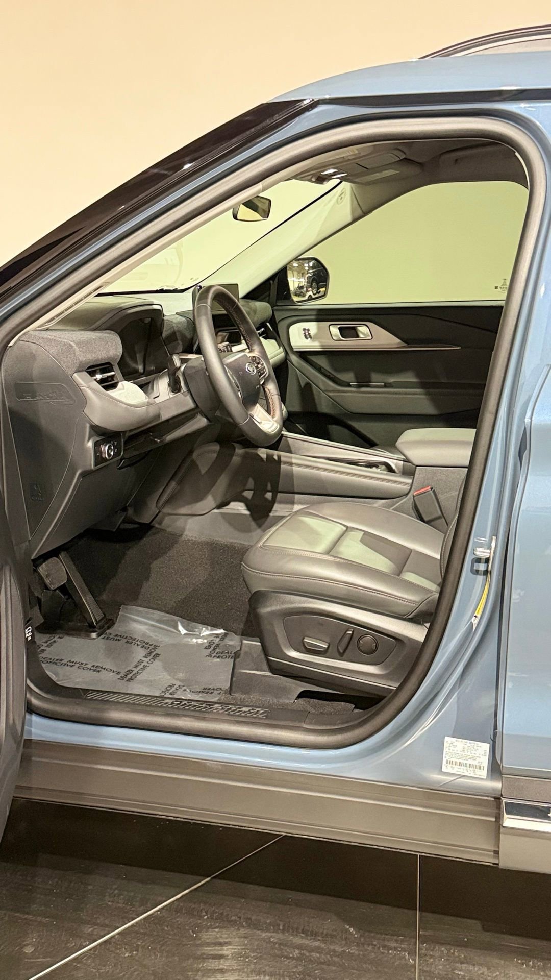 Used 2025 Ford Explorer Active w/ Active Comfort Package image 41