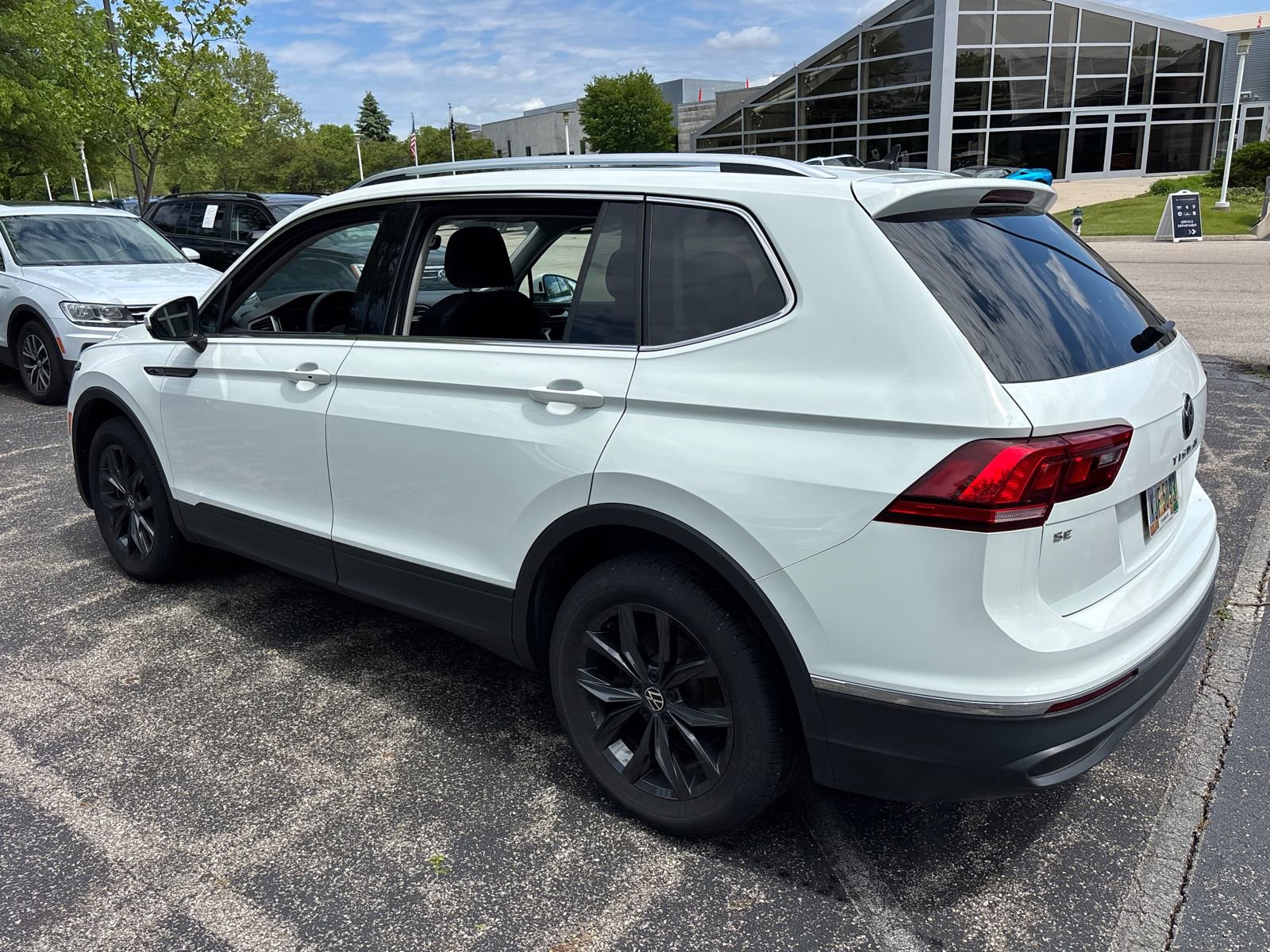 Used 2024 Volkswagen Tiguan SE w/ Panoramic Sunroof Package AWD/4WD image 6