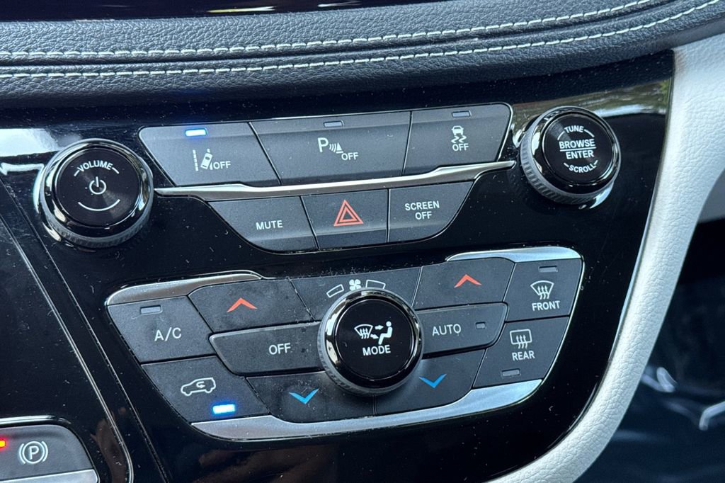 Used 2023 Chrysler Pacifica Touring-L image 20