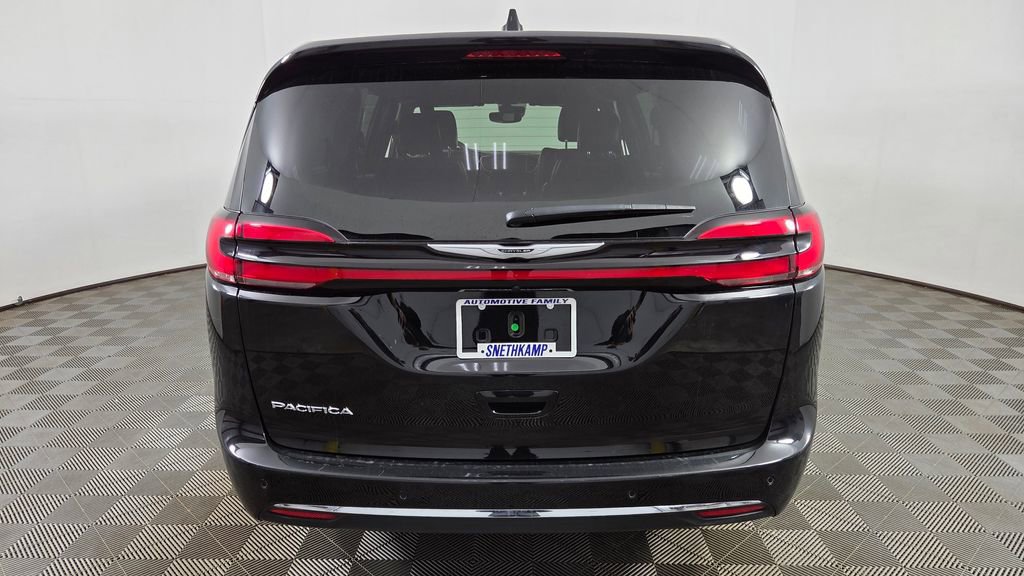 Used 2025 Chrysler Pacifica Select image 7