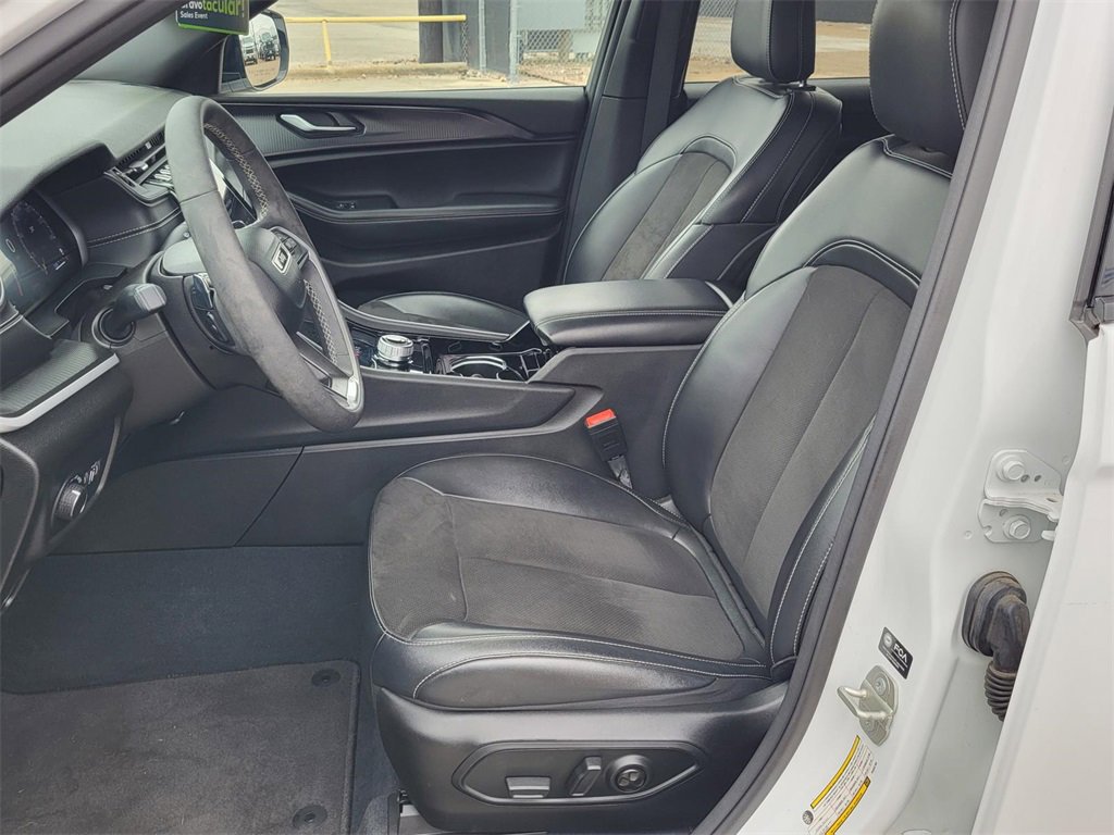 Used 2023 Jeep Grand Cherokee Altitude image 17