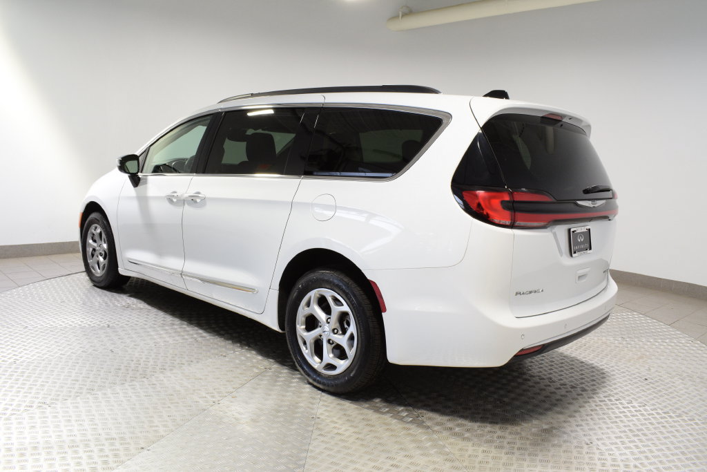 Used 2023 Chrysler Pacifica Limited AWD/4WD image 13