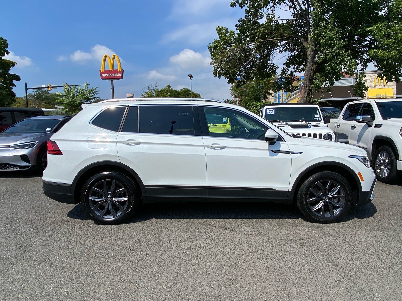 Used 2023 Volkswagen Tiguan SE w/ Panoramic Sunroof Package FWD image 2