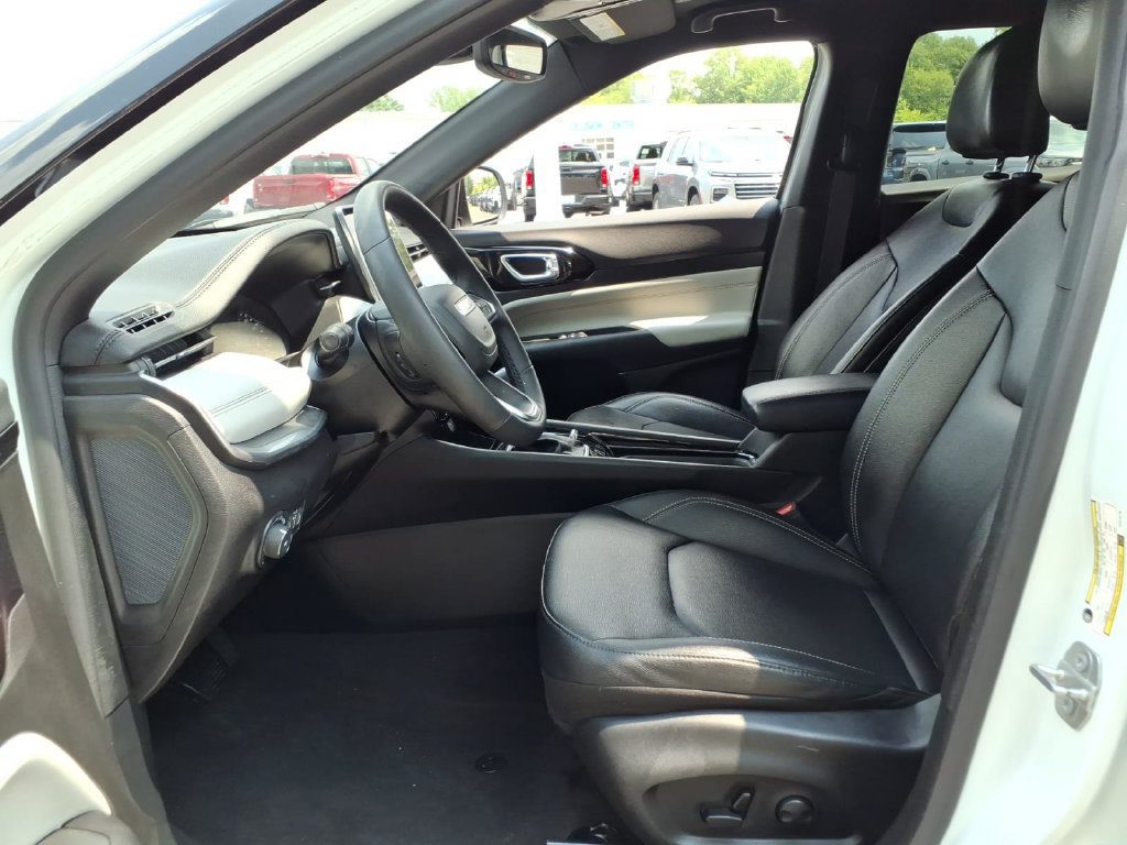 Used 2025 Jeep Compass Limited AWD/4WD image 12