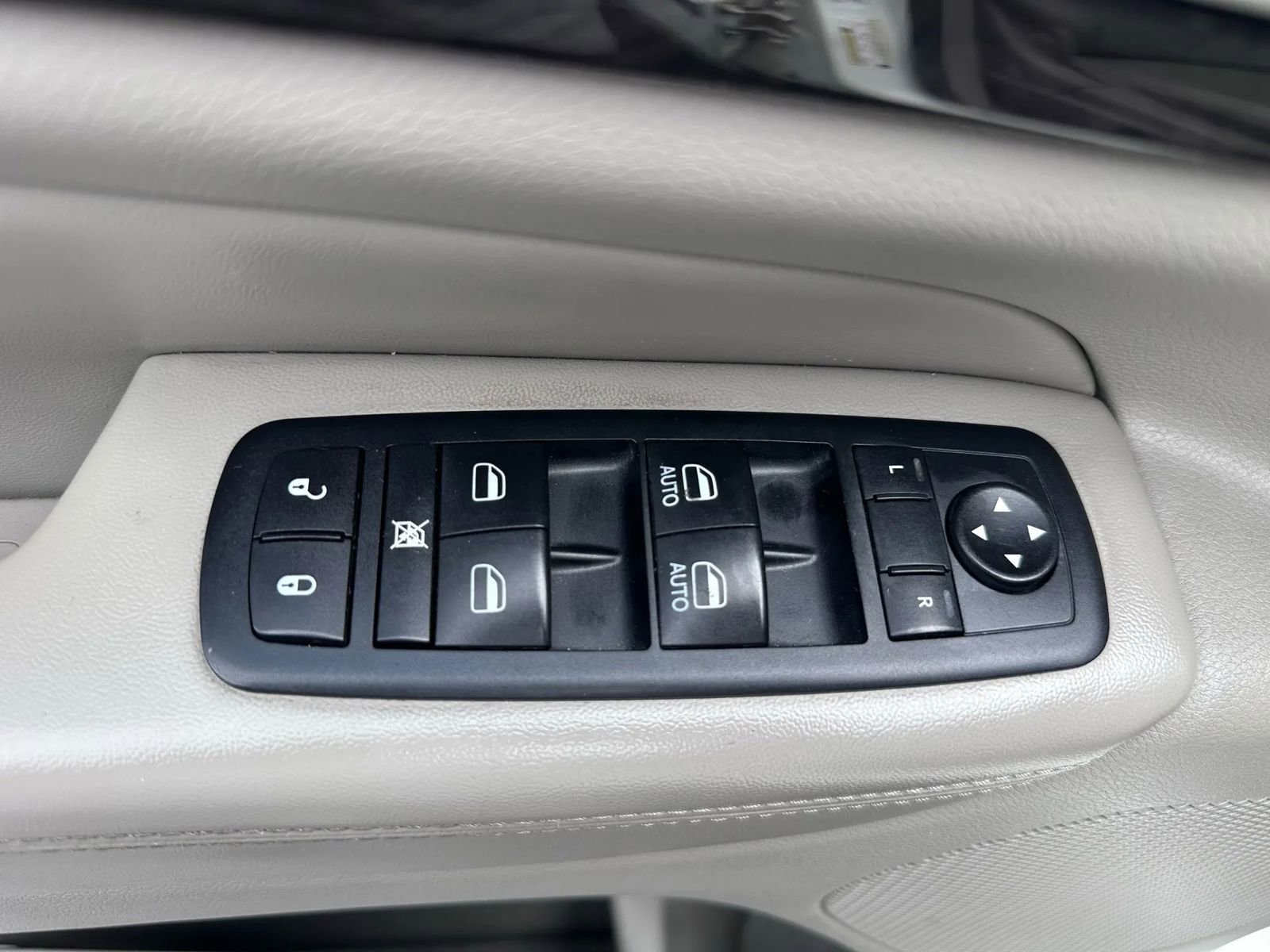 Used 2012 Jeep Grand Cherokee Laredo w/ Laredo E Group image 42