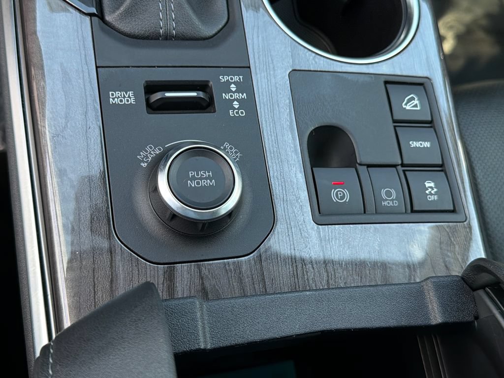 Used 2024 Toyota Highlander Limited AWD/4WD image 30