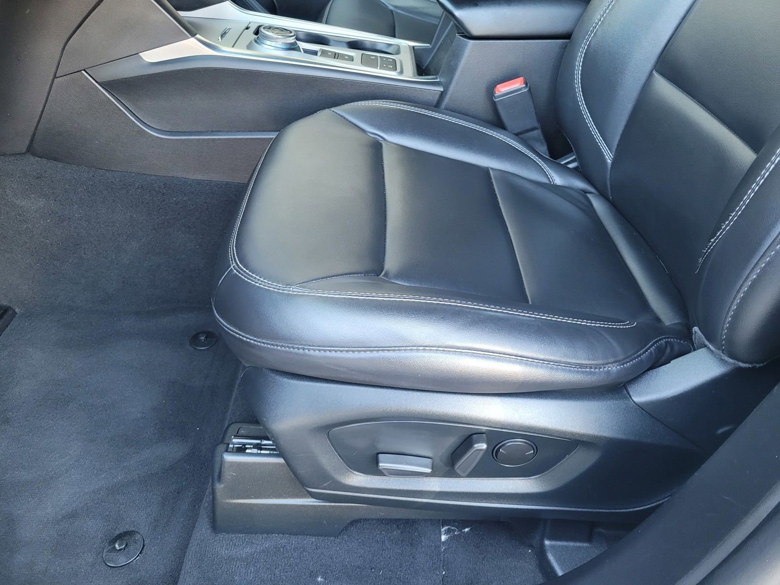 Used 2022 Ford Explorer XLT w/ Equipment Group 202A image 23