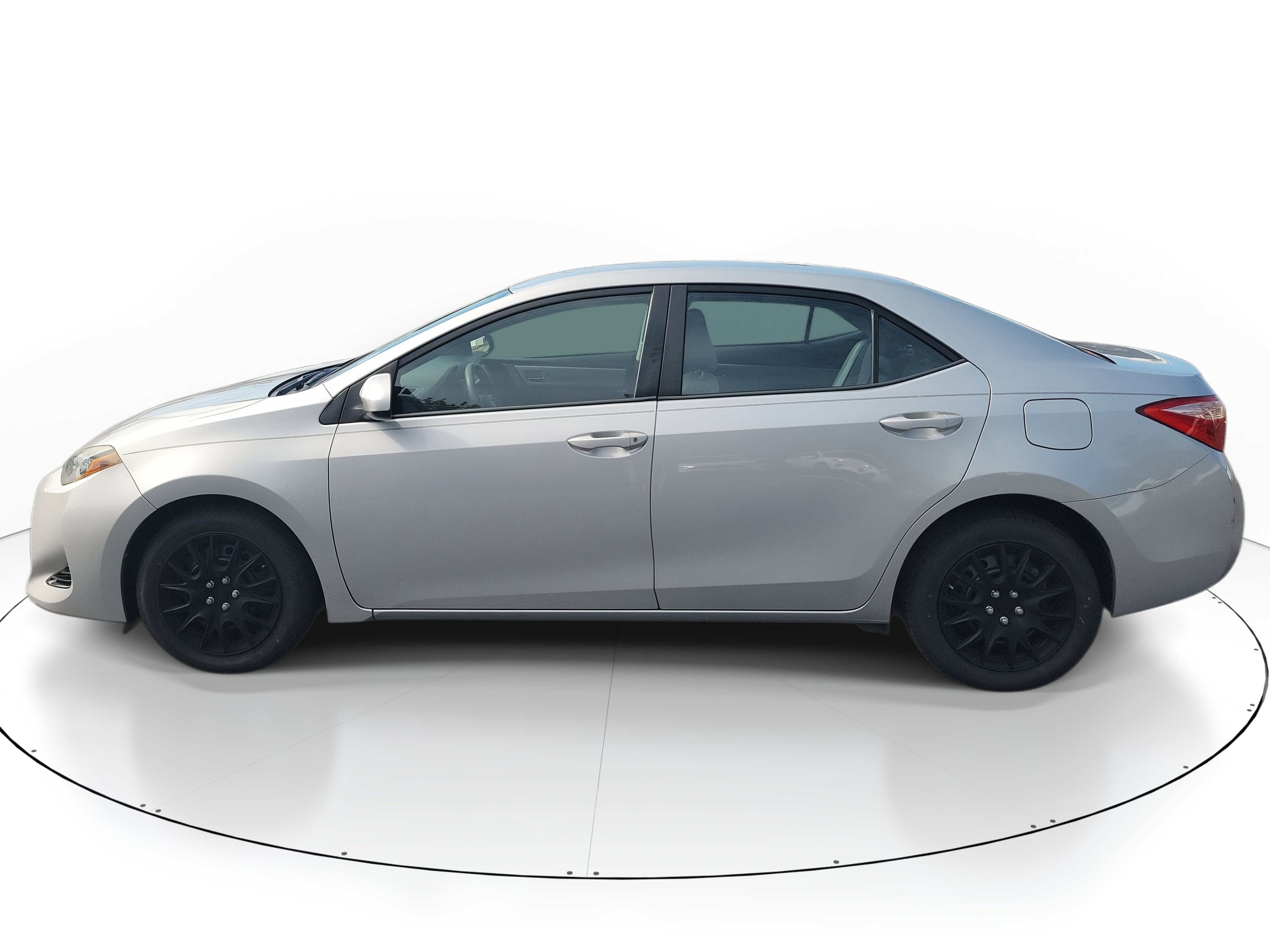 Used 2018 Toyota Corolla LE image 3