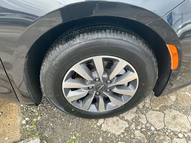 Used 2023 Chrysler Pacifica Touring-L FWD image 49