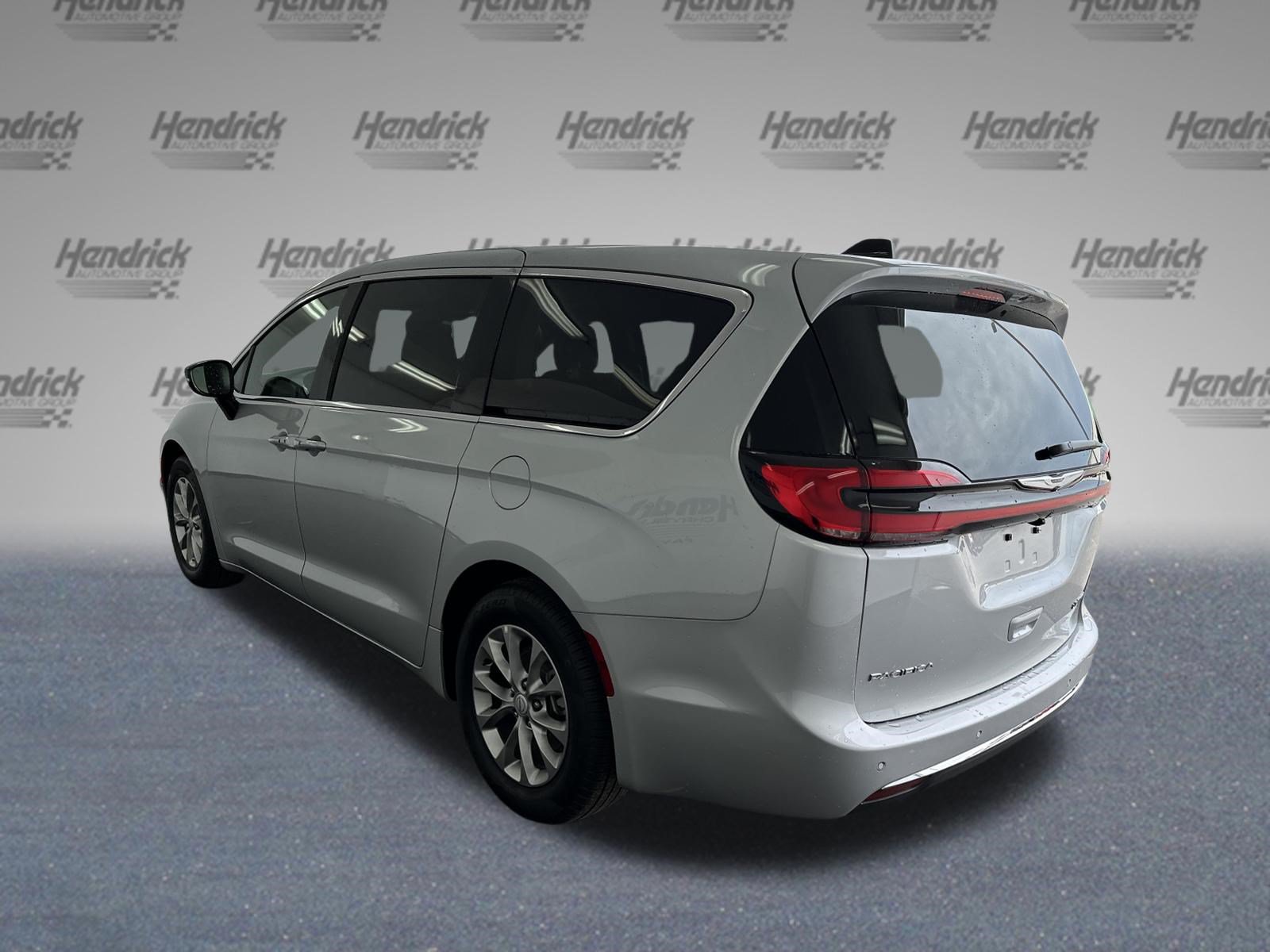 Used 2026 Chrysler Pacifica Limited FWD image 7