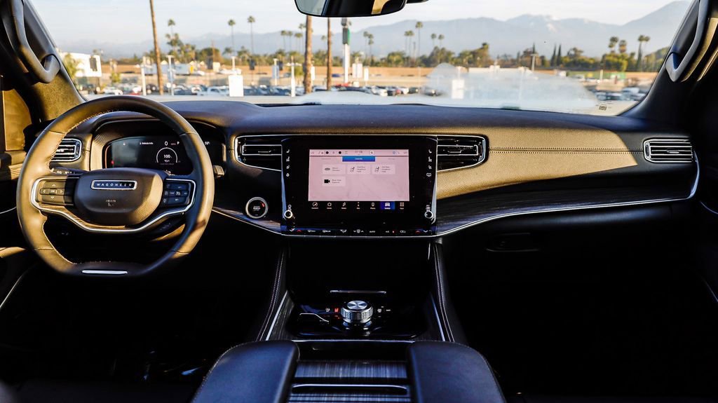 Used 2024 Jeep Wagoneer Series II w/ Flexible Seating Group image 15