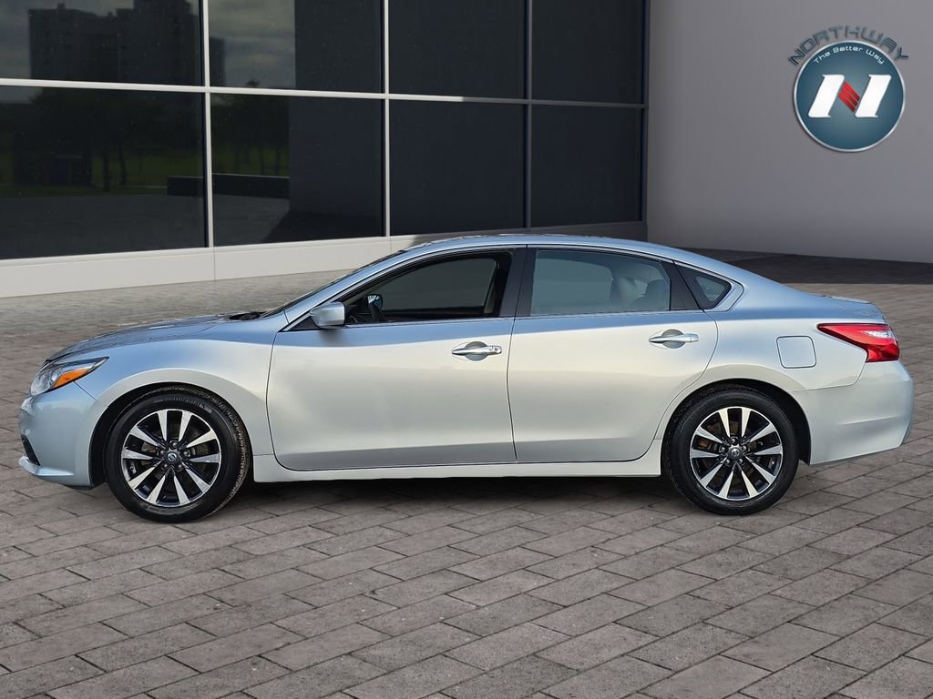 Used 2017 Nissan Altima 2.5 SV image 2