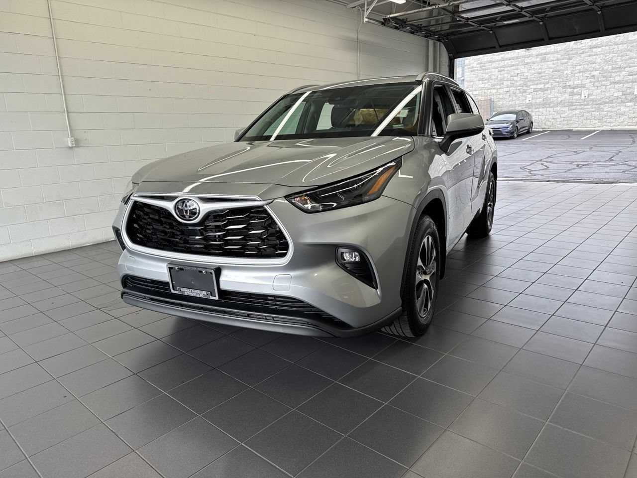 Used 2025 Toyota Highlander XLE AWD/4WD image 3