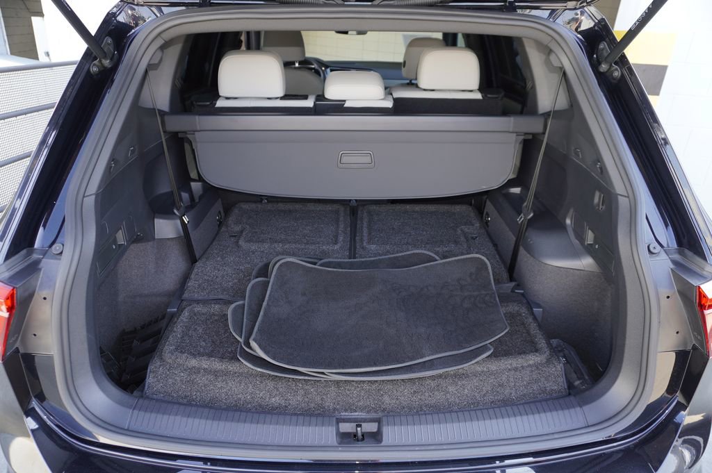 Used 2023 Volkswagen Tiguan SE R-Line image 8