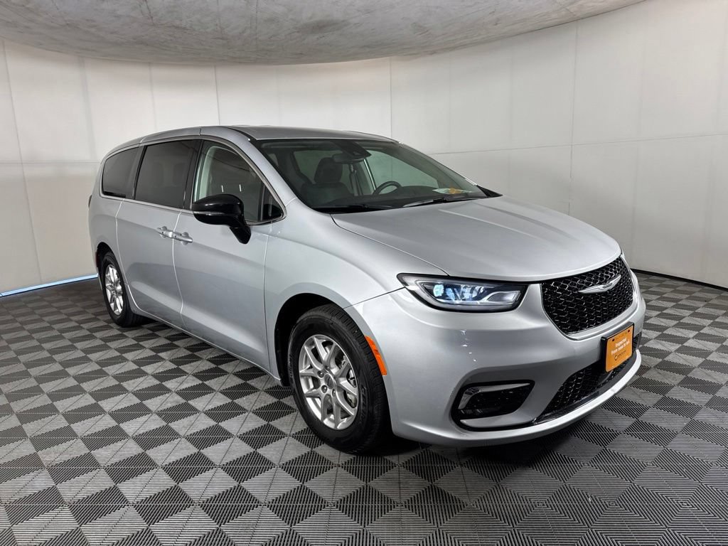 Certified 2024 Chrysler Pacifica Touring-L FWD image 3