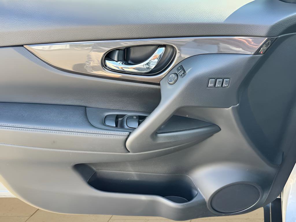 Used 2019 Nissan Rogue SV w/ Premium Package FWD image 13