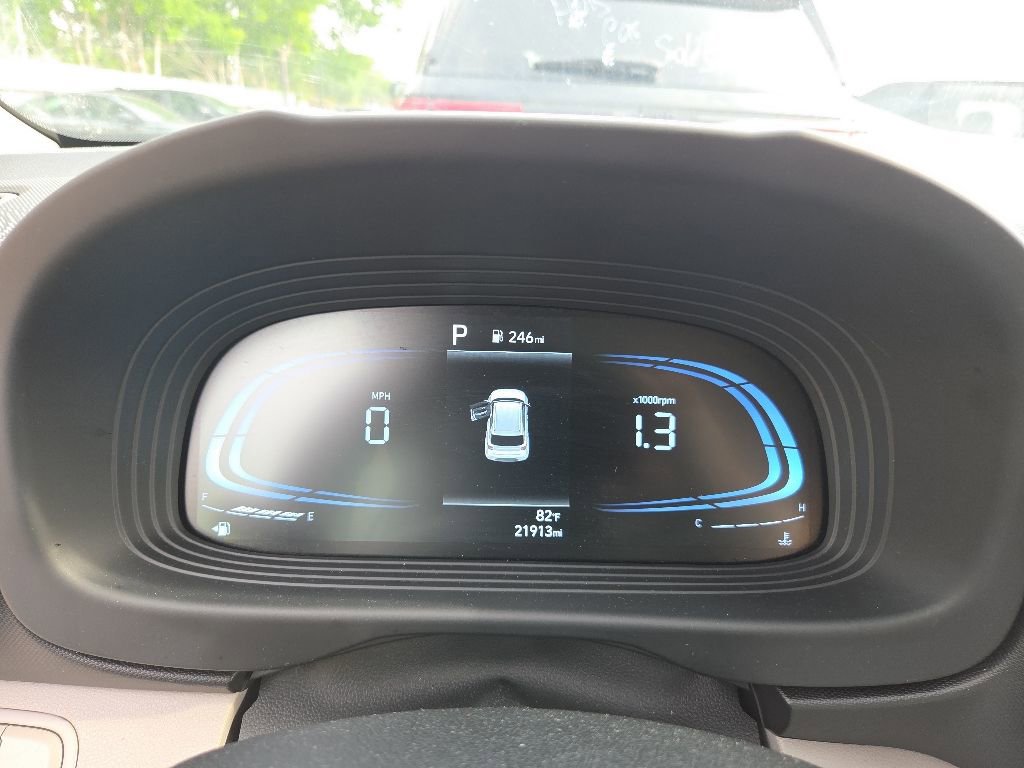 Used 2025 Hyundai Venue SEL FWD image 2
