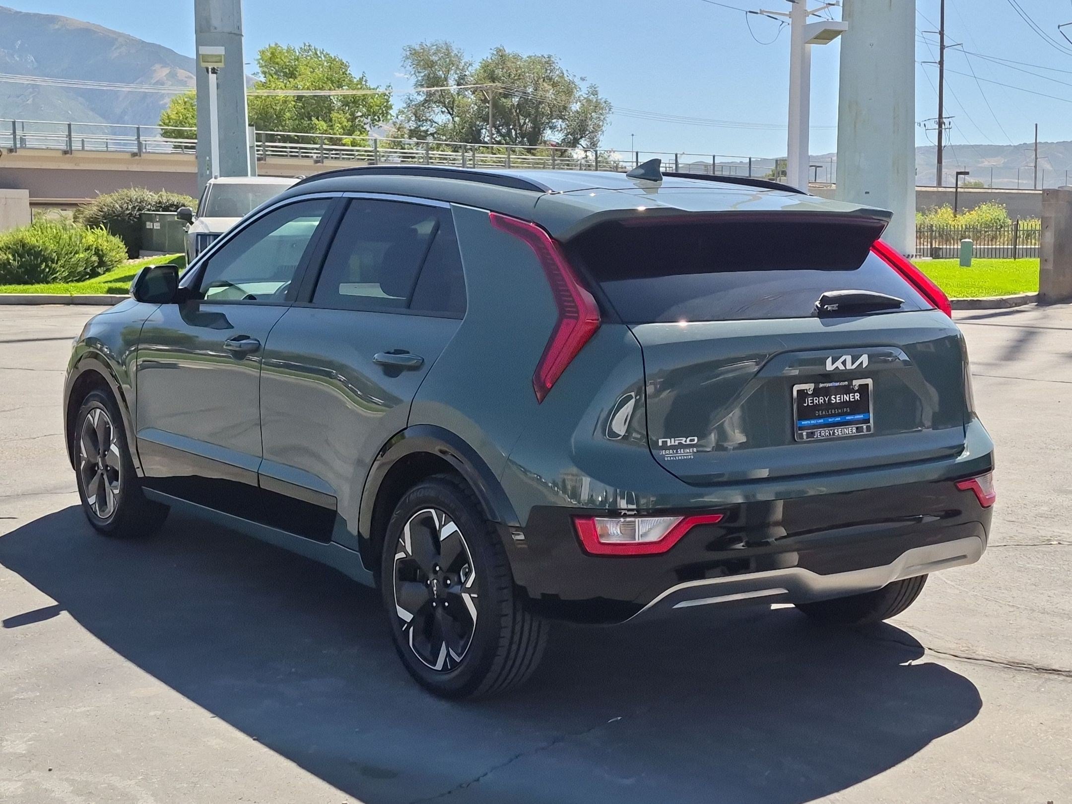 Used 2023 Kia Niro Wind w/ Wind Preserve Package FWD image 3