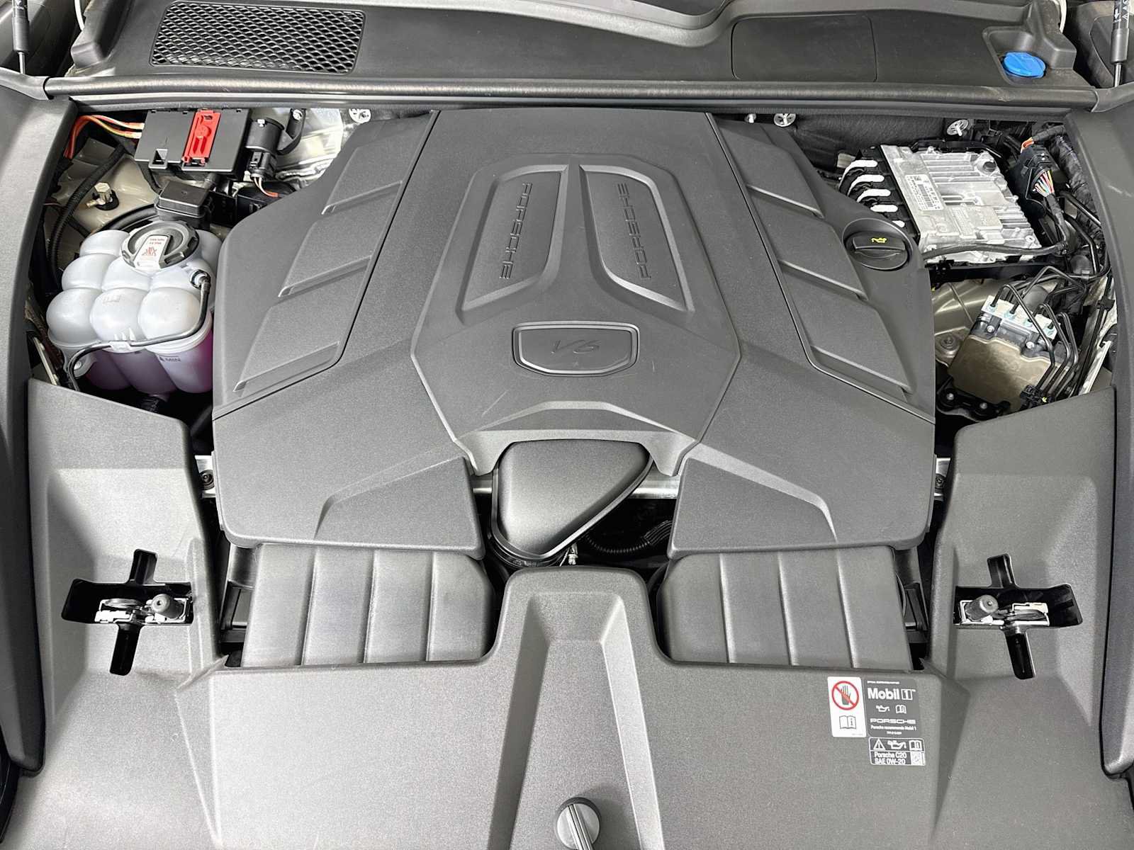 Certified 2025 Porsche Cayenne AWD/4WD image 31