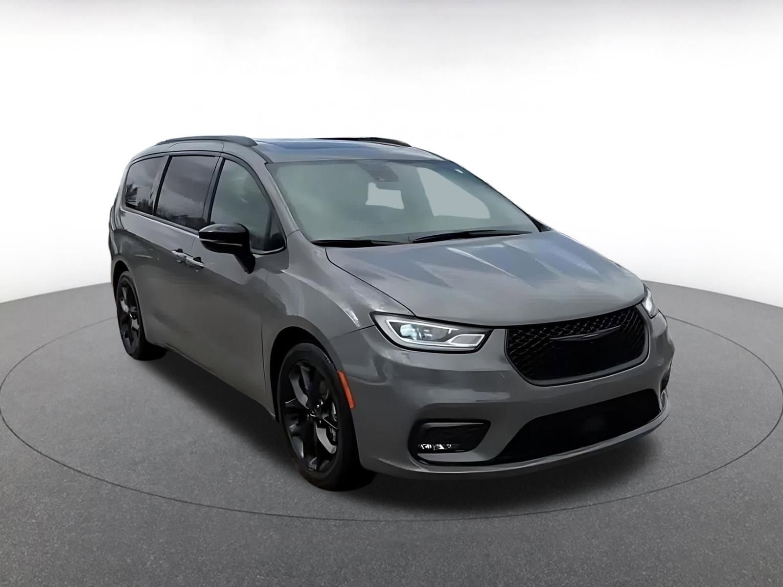 Used 2025 Chrysler Pacifica Limited image 3
