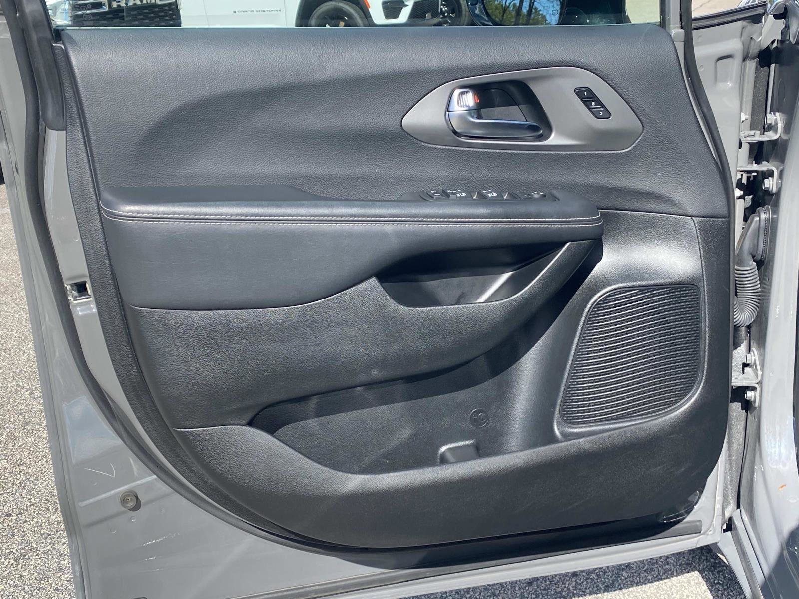 Certified 2025 Chrysler Pacifica Select FWD image 19