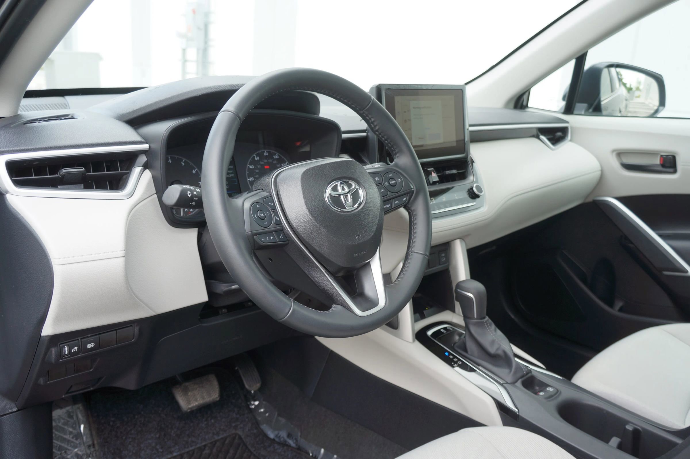 Used 2025 Toyota Corolla Cross LE image 26