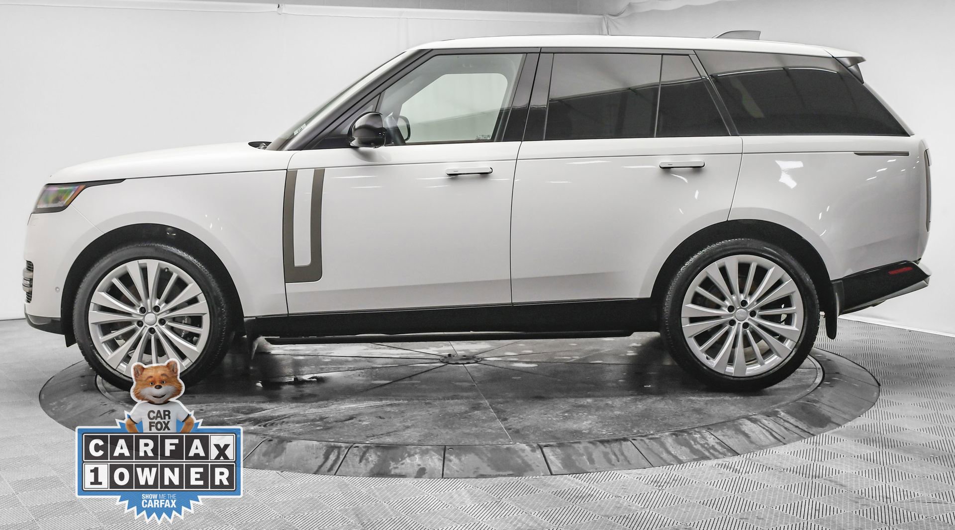 Used 2025 Land Rover Range Rover SE AWD/4WD image 4