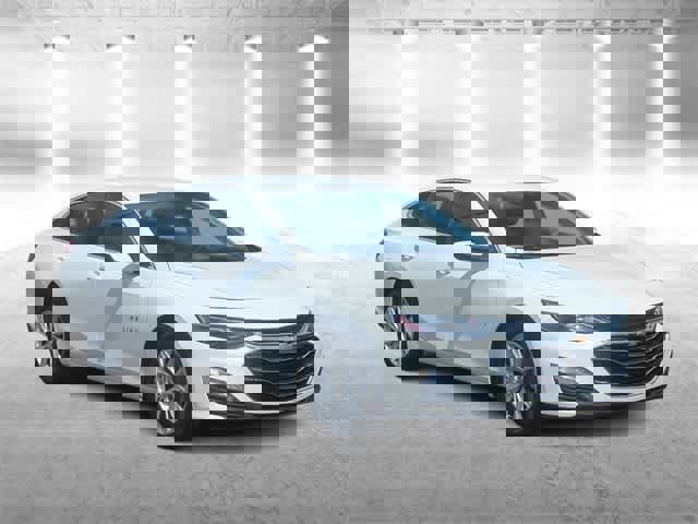 Used 2025 Chevrolet Malibu LT image 2