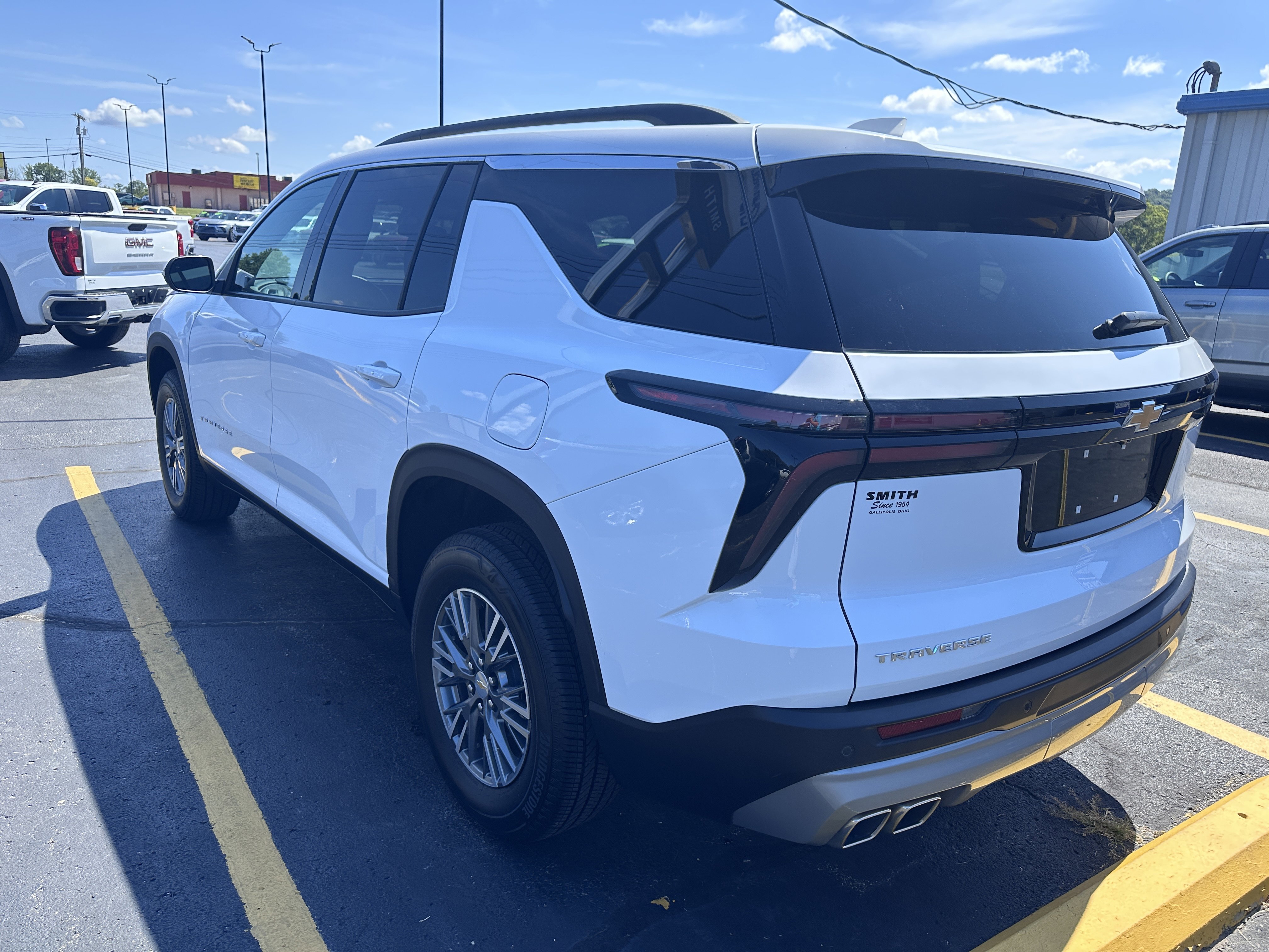 Used 2025 Chevrolet Traverse LT image 4